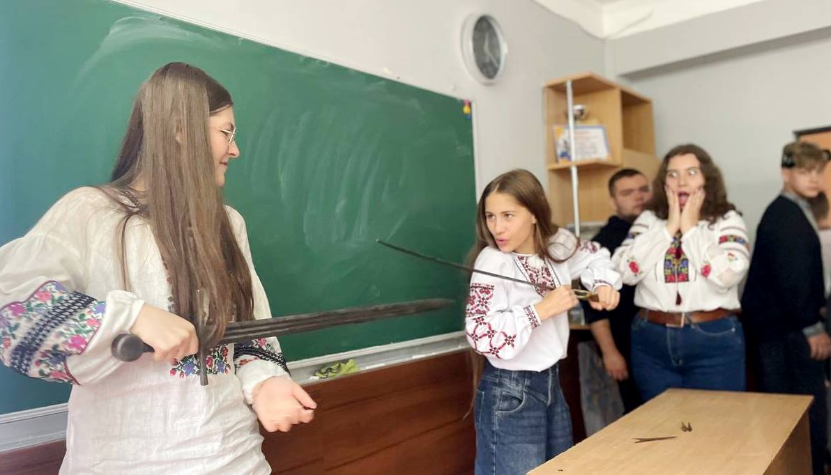  Учні апробовують зброю наших предків (1).jpg